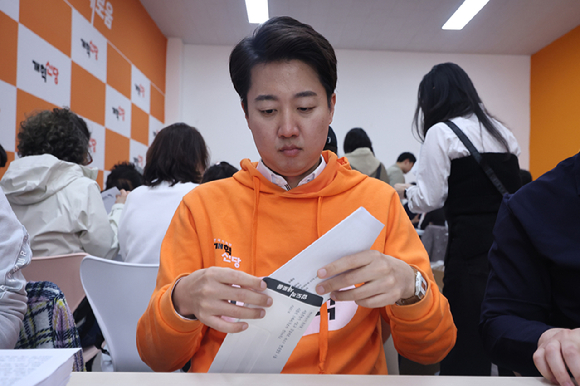 개혁신당 이준석 대선후보가 27일 서울 강남구에 마련된 선거캠프에서 손편지 홍보물 봉입 행사 '이준석과 함께-편지로 정치를 바꾼다'에서 유권자들에게 보낼 손편지를 봉입하고 있다. [사진=연합뉴스]