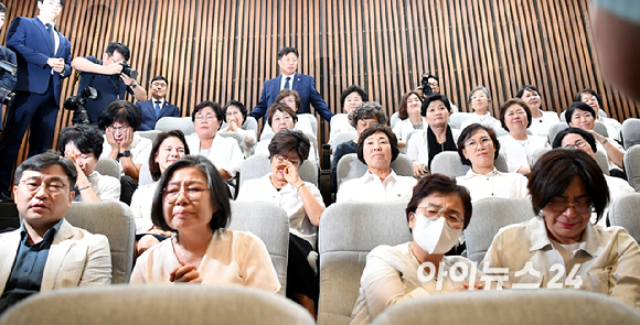 대한간호협회 소속 간호사와 관계자들이 28일 오후 서울 여의도 국회에서 열린 본회의에서 간호법 제정안이 통과되자 기뻐하고 있다. [사진=곽영래 기자]