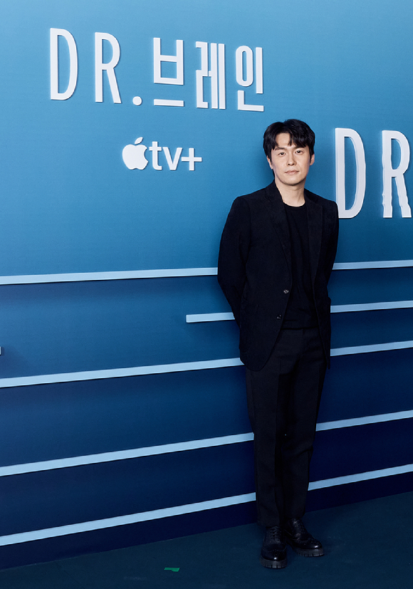 김지운 감독, 배우 이선균, 이유영, 박희순, 서지혜, 이재원이 3일 온라인으로 진행된 Apple 오리지널 시리즈 'Dr. 브레인' 프레스 컨퍼런스에 참석해 포즈를 취하고 있다. [사진=Apple TV+]