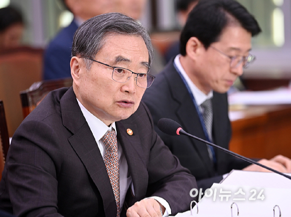 조현 외교부 장관이 6일 서울 여의도 국회에서 열린 외교통일위원회 전체회의에서 질의에 답변하고 있다. [사진=곽영래 기자]