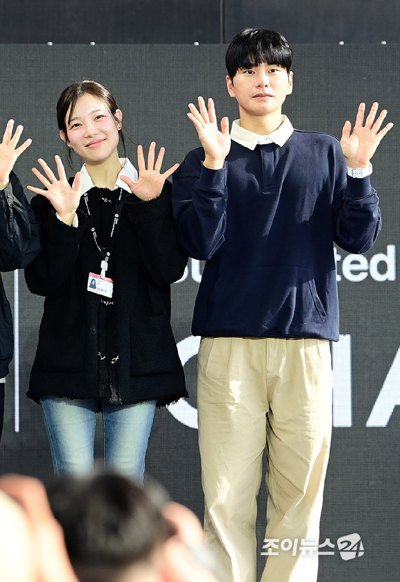 배우 정재영-김주령-김성윤 감독-배우 이이경-김아영이 9일 부산 해운대구 영화의전당에서 열린 제31회 부산국제영화제 '세대유감' 오픈토크에 참석하고 있다. [사진=정소희 기자]