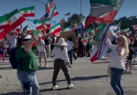 미국 내 이란계인들이 환호성을 내지르고 있다. [사진=CA post]