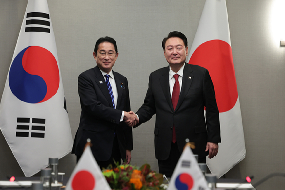 아시아태평양경제협력체(APEC) 정상회의 참석차 미국을 방문한 윤석열 대통령이 지난달 16일(현지시간) 미국 샌프란시스코 한 호텔에서 열린 한·일 정상회담에 앞서 기시다 후미오 일본 총리와 악수하고 있다. [사진=대통령실]