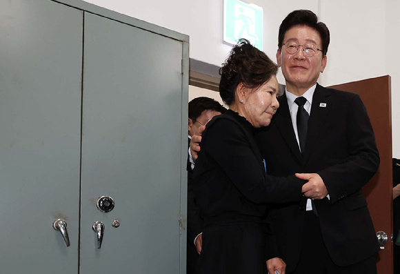 이재명 대통령이 18일 광주 옛 전남도청 시민군 상황실 재현공간에서 5&middot;18 당시 마지막 새벽 방송을 했던 박영순 씨와 대화하고 있다. 2026.5.18 [청와대통신사진기자단] [사진=연합뉴스]