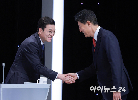 정원오 더불어민주당 서울시장 후보와 오세훈 국민의힘 서울시장 후보가 28일 서울 마포구 SBS프리즘타워에서 열린 제9회 전국동시지방선거 서울시장 후보 초청 토론회에 앞서 악수를 하고 있다. [사진=정소희 기자]