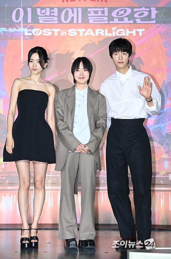 배우 김태리, 한지원 감독, 배우 홍경이 27일 오후 서울 광진구 롯데시네마 건대입구에서 열린 '이 별에 필요한' 언론시사회 및 간담회에서 포토타임을 갖고 있다. [사진=곽영래 기자]