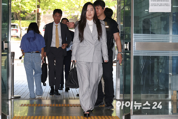 300억원대 사기 혐의를 받는 차가원 피아크그룹 회장 겸 원헌드레드 대표가 3일 오전 서울 서초구 서울중앙지방법원에서 열린 구속 전 피의자 심문(영장실질심사)에 출석하고 있다. 2026.08.03 [사진=사진공동취재단]