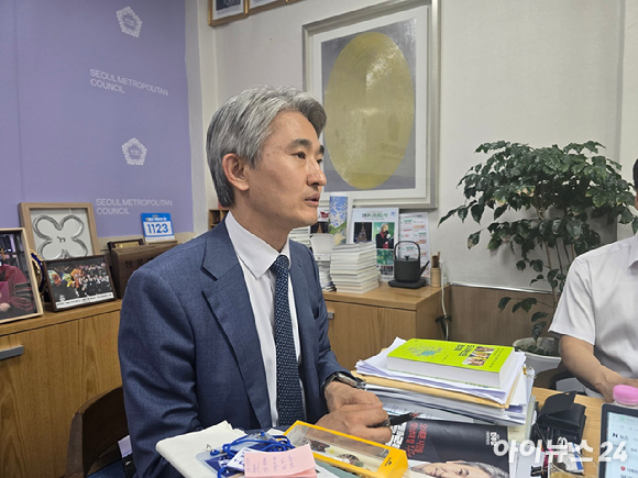 김인제 더불어민주당 서울시의원(제11대 서울시의회 하반기 부의장)이 25일 서울시의회 본관에서 열린 간담회에서 발언하고 있다. [사진=김한빈 기자]