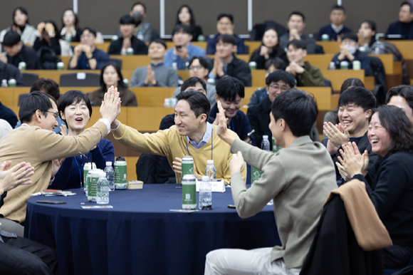 정기선 HD현대 회장이 23일 울산 HD현대중공업 인재교육원에서 MZ 직원들과 기업문화 개선 아이디어 공유회인 '하이파이브 데이'(HI-5 DAY)를 진행해하고 있다. [사진=HD현대]