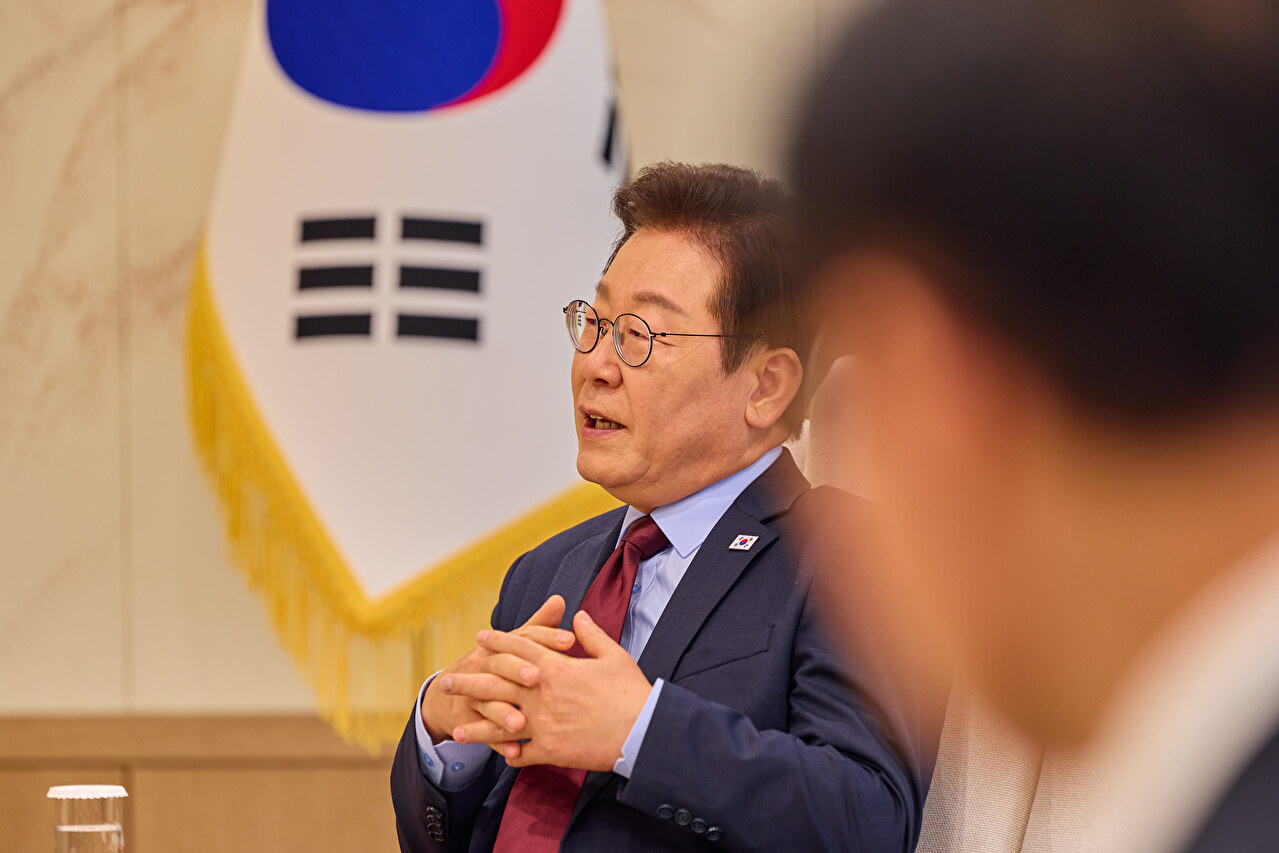 이재명 대통령이 오는 24일부터 27일까지 중국에 특사단을 파견하고 시진핑 국가주석에게 친서를 전달한다. 대통령실은 22일 "한&middot;중 관계 발전 방향 및 양국 간 우호 정서 증진 방안 등에 대한 이재명 대통령의 메시지를 중국 측에 전달할 계획"이라고 밝혔다. 사진은 이날 대통령실이 SNS에 공개한 이 대통령과 일본 요미우리 신문의 인터뷰 모습.[이재명 대통령 SNS. 재판매 및 DB 금지] [사진=연합뉴스]