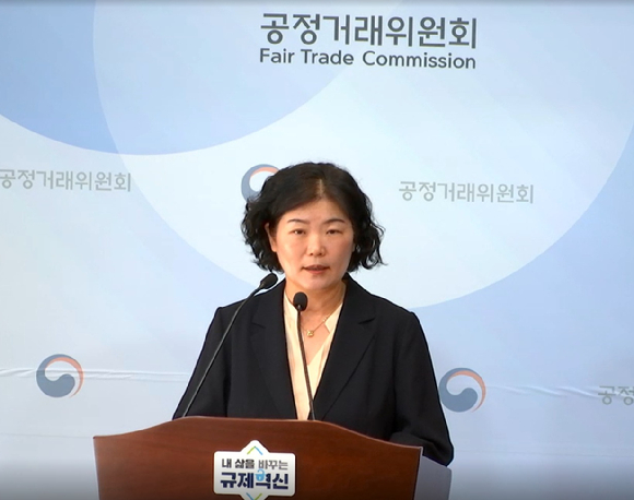 이순미 공정거래위원회 상임위원이 27일 오전 정부세종청사에서 삼성전자의 부당한 광고행위 제재에 대해 브리핑을 하고 있다.
