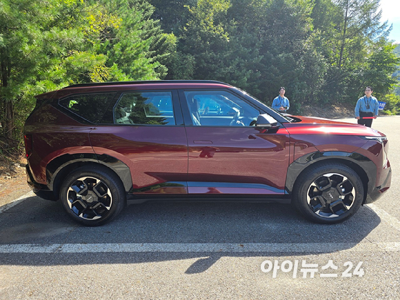 시승 코스 중간 기착지에 전시된 기아 'EV5'. [사진=김종성 기자]