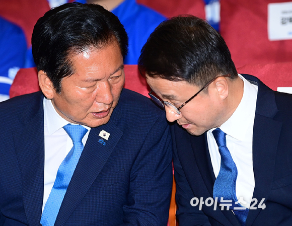 더불어민주당 정청래 대표와 한병도 원내대표가 3일 서울 여의도 국회 의원회관에 마련된 제9회 전국동시지방선거 및 국회의원 재보궐 선거 개표종합상황실에서 출구조사 결과를 기다리며 이야기를 나누고 있다. [사진=정소희 기자]