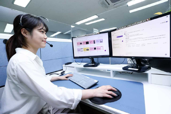 LG유플러스 상담사가 고객 문의에 응대하고 있는 모습. [사진=LGU+]
