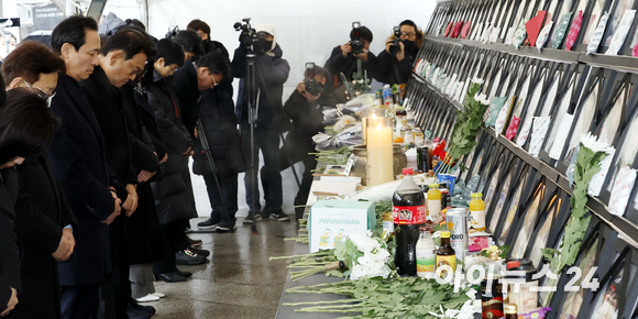 우상호 이태원 참사 국정조사 특별위원회 위원장을 비롯한 여야 국조특위 위원들이 21일 오전 서울 녹사평역 희생자 시민분향소를 조문하고 있다. [사진=김성진 기자]