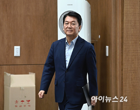 안철수 국민의힘 의원이 28일 오전 서울 여의도 국회 소통관에서 국민의힘 혁신안 발표를 위해 회견장으로 들어서고 있다. [사진=곽영래 기자]