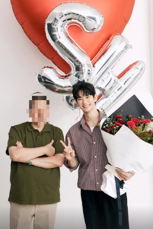 김수현이 광고 화보 촬영장에서 꽃다발을 들고 환하게 웃고 있다. [사진=김수현 인스타그램/벤치]