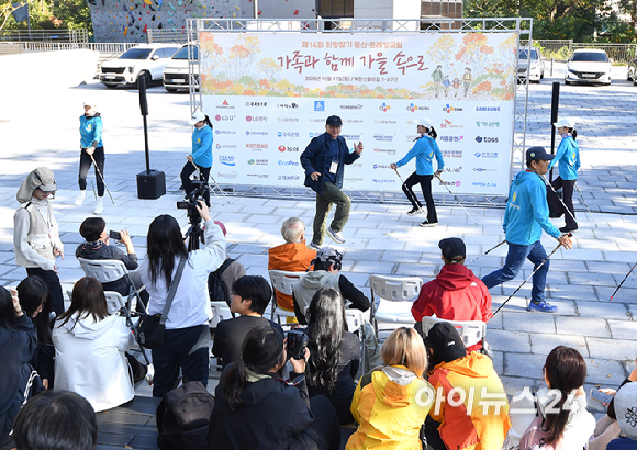 박상신 (사)한국노르딕워킹협회 회장이 17일 서울 우이동 만남의광장에서 진행된 '스타 더윈드와 함께 하는 팬트레킹-제14회 희망찾기 등산&middot;트레킹 교실' 개막식에서 노르딕워킹을 강연하고 있다. [사진=곽영래 기자]