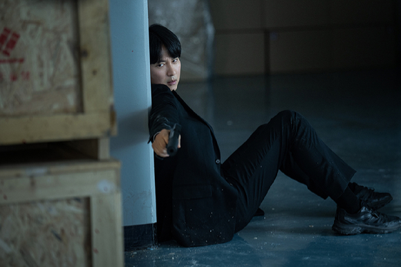 배우 김남길이 넷플릭스 시리즈 '트리거' 인터뷰에 앞서 포즈를 취하고 있다. [사진=넷플릭스]