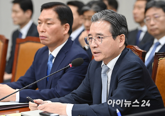 김용범 대통령실 정책실장이 6일 서울 여의도 국회에서 열린 운영위원회의 대통령비서실과 국가안보실, 대통령경호처 등에 대한 국정감사에서 질의에 답하고 있다. [사진=곽영래 기자]