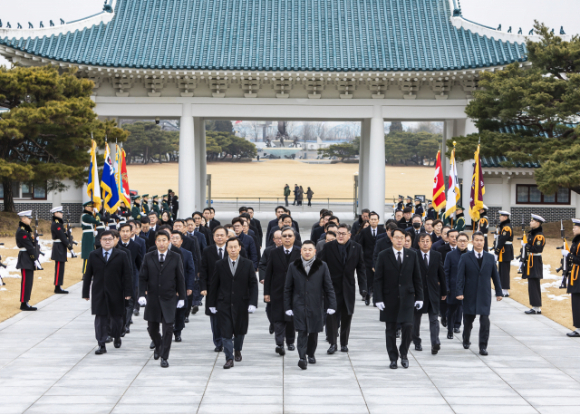 (앞줄 왼쪽 네번째)구본상 LIG 회장과 임직원들이 4일 서울현충원을 방문해 입장하고 있다. [사진=LIG넥스원]