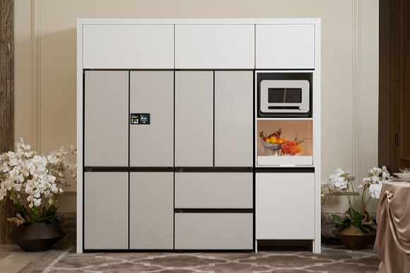 박준우 셰프가 '라 리스트(La Liste) 2026' 시상식에 마련된 삼성전자 AI 가전 전시에서 '비스포크 AI 하이브리드 키친핏 맥스'의 기능을 시연하고 있다. [사진=삼성전자]