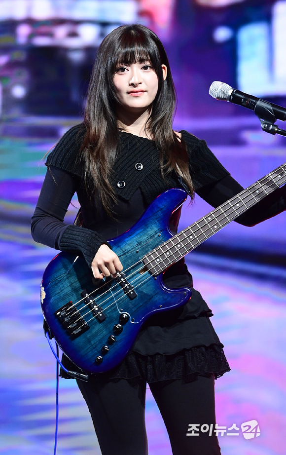 밴드 레이턴시 세미가 18일 오후 서울 마포구 상암동 쇼킹케이팝센터에서 열린 레이턴시(LATENCY) 첫 미니앨범 '레이트 오'클락'(LATE O'CLOCK) 쇼케이스에서 무대를 선보이고 있다. [사진=정소희 기자]