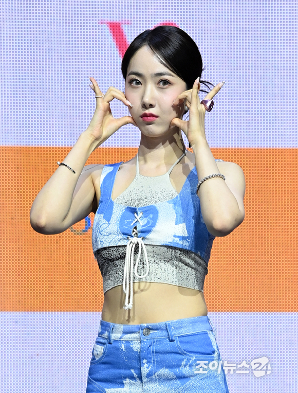 그룹 비비지 신비가 6일 오후 서울 광진구 광장동 예스24라이브홀에서 열린 두 번째 미니앨범 '서머 바이브(Summer Vibe)' 발매 기념 쇼케이스에서 포즈를 취하고 있다. [사진=김성진 기자]