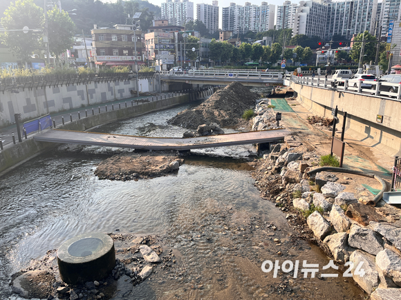 도림천 산책로의 출입이 통제돼 있다 [사진=안다솜 수습 기자]