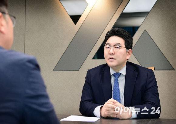 강경훈 법무법인 와이케이 대표변호사가 25일 서울 강남구 역삼동 법무법인 YK 강남 주사무소에서 아이뉴스24와 인터뷰를 갖고 있다. [사진=정소희 기자]