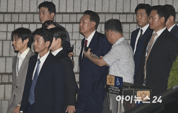 12.3 비상계엄 사태 관련 내란 혐의를 받는 윤석열 전 대통령이 9일 서울 서초구 서울중앙지방법원에서 구속 전 피의자 심문(영장실질심사)을 마치고 대기 장소인 서울구치소로 이동하고 있다. [사진=사진공동취재단]
