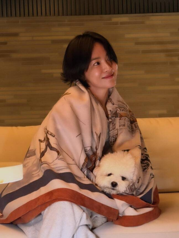 송혜교, 수수한 차림에도 빛나는 미모...피부가 예술이네