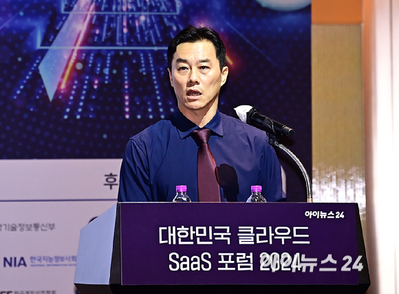 옥상훈 네이버클라우드 AI SaaS Business 리더가 26일 서울 영등포구 여의도동 FKI타워 그랜드볼룸에서 열린 '대한민국 클라우드·SaaS 포럼 2024(KCSF2024)'에서 '생성형 AI 혁신 서비스 전략 및 사례' 를 강연하고 있다. [사진=곽영래 기자]