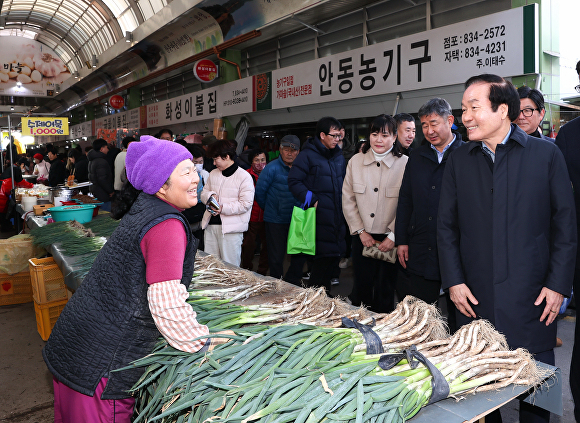 김주수 의성군수(오른쪽)가 시장 상인과 인사를 나누고 있다. [사진=의성군]