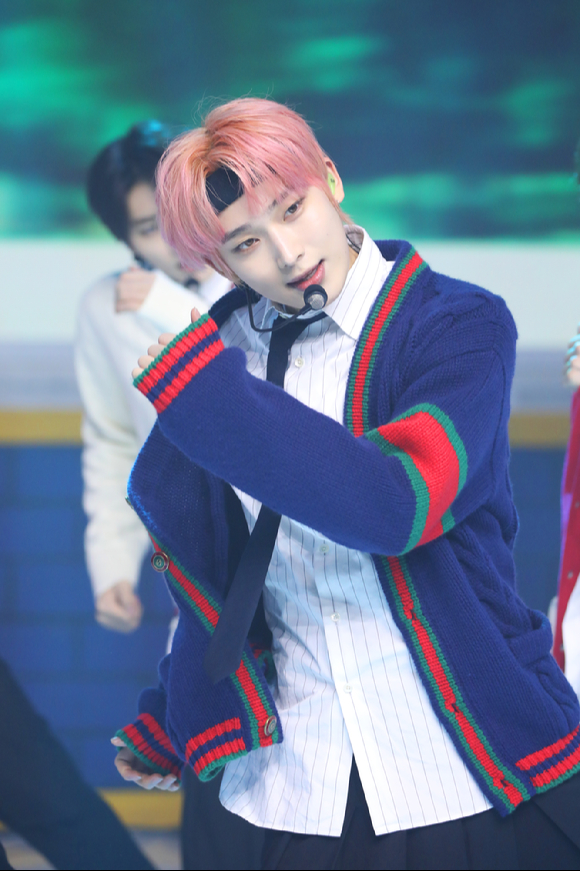 그룹 엔하이픈(ENHYPEN) 선우가 12일 온라인으로 진행된 첫 번째 정규 앨범 'DIMENSION : DILEMMA' 발매 기념 쇼케이스에 참석해 멋진 공연을 펼치고 있다. [사진=빌리프랩]