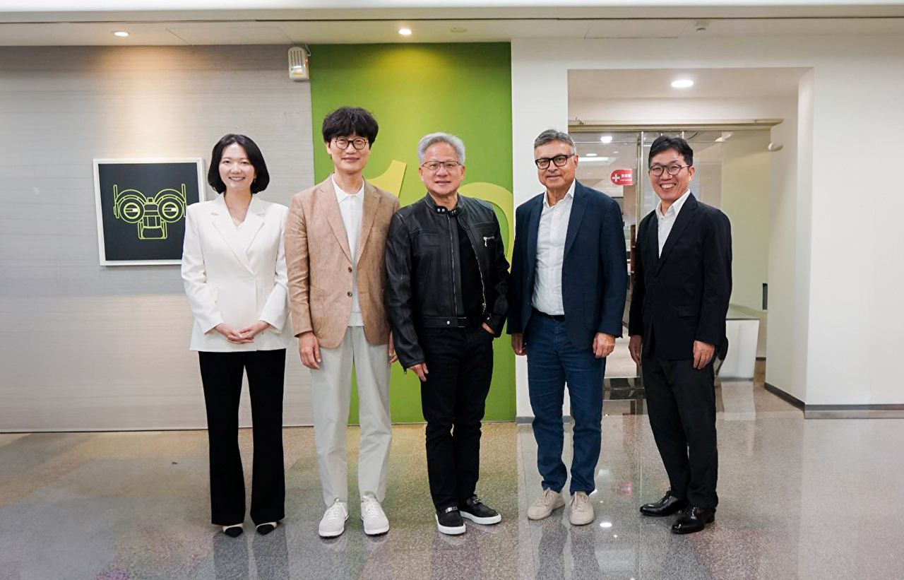 왼쪽부터 최수연 네이버 대표, 이해진 네이버 이사회 의장, 젠슨 황 엔비디아 최고경영자(CEO), 제이 퓨리 엔비디아 총괄 부사장, 김유원 네이버클라우드 대표가 기념 사진을 찍고 있다. [사진=네이버클라우드]