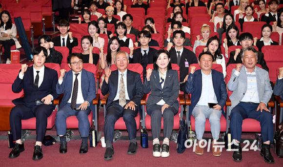 추민철 한케이홀딩스 대표,(오른쪽부터) 정현곤 청년과미래 이사장, 김희정 국민의힘 의원, 박동석 아이뉴스24사장, 홍기범 아이뉴스24 편집국장 등 참석자들이 9일 서울 여의도 국회 의원회관에서 열린 제10회 대한민국 청년의날 축제 조직위원 위촉식 & 시상식에서 기념촬영을 하고 있다. [사진=곽영래 기자]