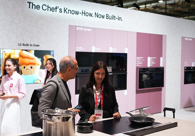 관람객이 LG전자가 밀라노 디자인 위크에서 선보인 유럽 전용 빌트인 패키지 제품을 살펴보고 있다. [사진=LG전자]