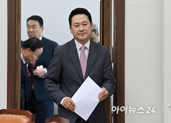 장동혁 국민의힘 대표가 4일 서울 여의도 국회에서 열린 최고위원회의에 참석하고 있다. [사진=곽영래 기자]