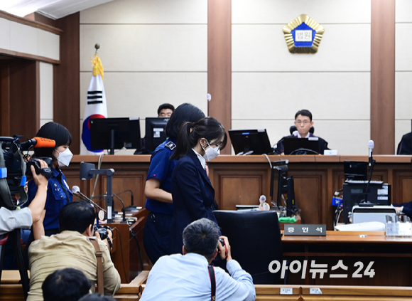 윤석열 전 대통령의 배우자 김건희 여사가 24일 서울 서초동 서울중앙지법에서 열린 김 여사의 특정범죄가중처벌법상 알선수재 및 자본시장법·정치자금법 위반 등 사건 첫 재판에 출석하고 있다. [사진=사진공동취재단]