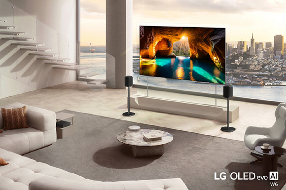 LG전자의 9㎜대 무선 월페이퍼 TV 'LG 올레드 에보 W6'를 살펴보는 모습.[사진=LG전자]