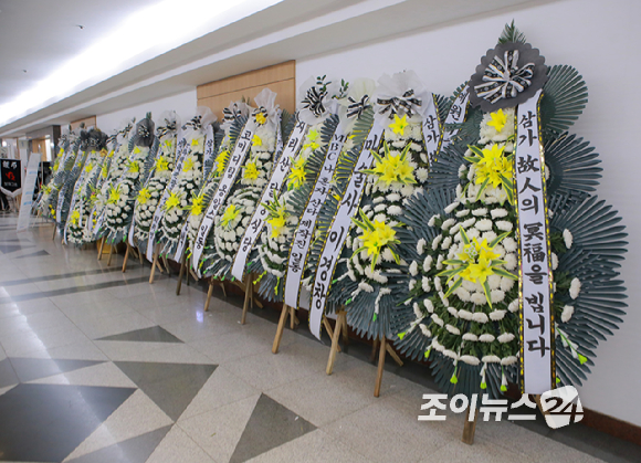 폐기흉 증세 악화로 세상을 떠난 고(故) 전유성의 빈소가 26일 서울아산병원 장례식장에 마련됐다. [사진=사진공동취재단]