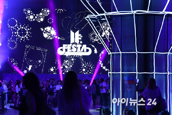 방탄소년단(BTS)과 아미(ARMY, 팬덤명)의 특별한 축제 'BTS FESTA'가 13일 경기도 고양시 킨텍스에서 진행되고 있다. [사진=문수지 기자]