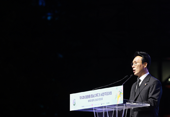 김민석 국무총리가 25일 서울시청 광장에서 열린 이태원 참사 3주기 시민추모대회에서 추도사를 하고 있다. 2025.10.25 [사진=연합뉴스]