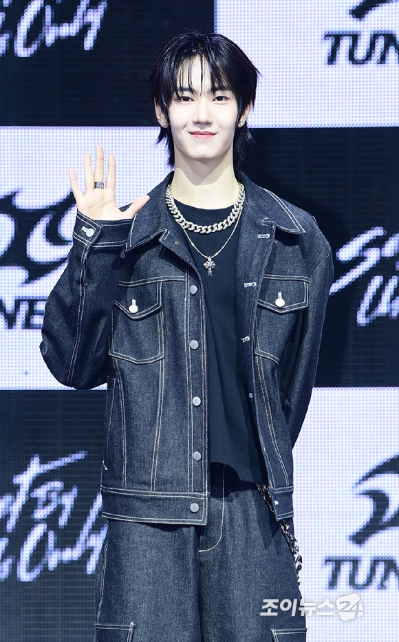 3일 오후 서울 광진구 광장동 예스24라이브홀에서 신인 보이그룹&nbsp;튜넥스(TUNEXX)&nbsp;첫 번째 미니 앨범 '셋 바이 어스 온리'(SET BY US ONLY) 발매 기념 쇼케이스가 열렸다.&nbsp;튜넥스 아틱이 포토타임을 갖고 있다. [사진=정소희 기자]