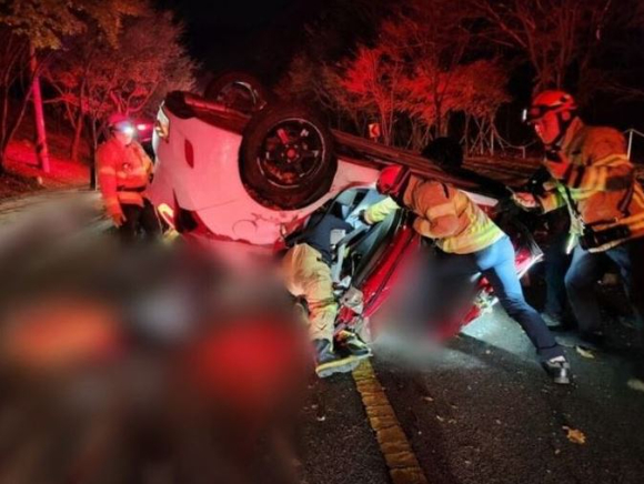 남녀 5명을 태운 승용차가 연석을 들이받는 전복 사고를 당해 여학생 3명이 숨지고 2명이 중상을 입었다. 사진은 당시 사고 현장을 수습 중인 소방대원들. [사진=대구소방본부]