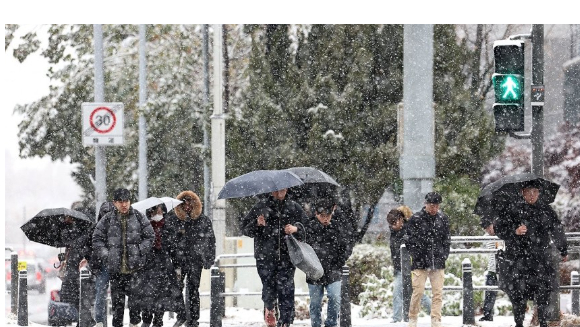 서울을 비롯한 중부 내륙 곳곳에 폭설이 내려 도로 혼잡이 우려되는 가운데 서울시가 출·퇴근 시간대 대중교통을 증회·연장 운행한다. 사진은 27일 오전 서울 서초구 염곡사거리에서 시민들이 눈을 맞으며 걸어가고 있는 모습. [사진=연합뉴스]