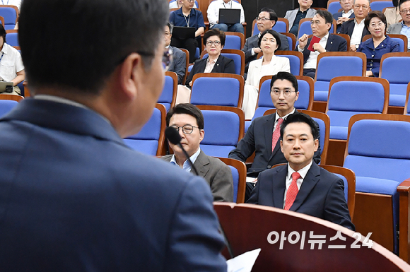 장동혁 국민의힘 당대표가 17일 서울 여의도 국회에서 열린 의원총회에서 정점식 원내대표의 발언을 경청하고 있다. [사진=곽영래 기자]