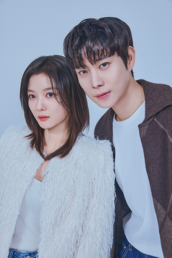 '친애하는 X'에 출연한 김유정, 김영대가 인터뷰에 앞서 사진촬영을 하고 있다. [사진=티빙]