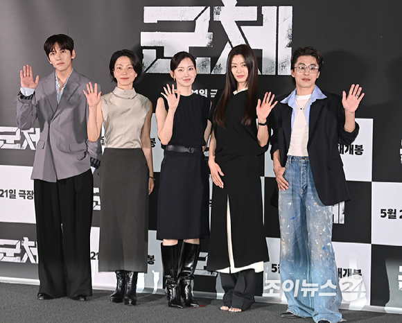 배우 지창욱, 김신록, 신현빈, 연상호 감독, 배우 전지현, 구교환이 20일 오후 서울 용산구 CGV 용산아이파크몰에서 영화 '군체' 언론 시사회에서 포토타임을 갖고 있다. [사진=곽영래 기자]